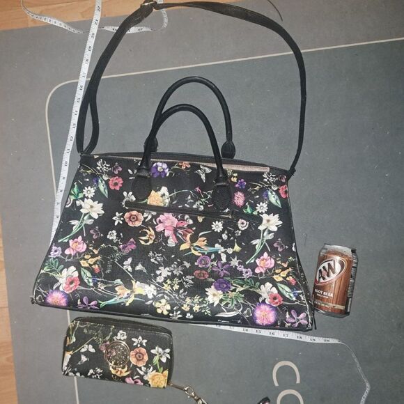 Beautiful Oversize Purse-Bag-Tote-Overnight Bag with wallet - Picture 3 of 8